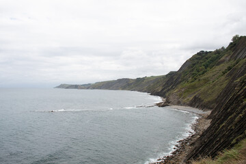 paisaje costero montañas se juntan con el mar