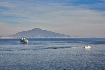 Obraz premium Vesuvius vulcano viewed from port of Sorento