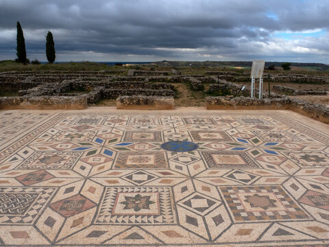 Yacimiento arqueológico de Clunia Sulpicia (siglo I a.C. - siglo X d.C.). Mosaicos romanos al aire libre. Peñalba de Castro, Burgos, España.