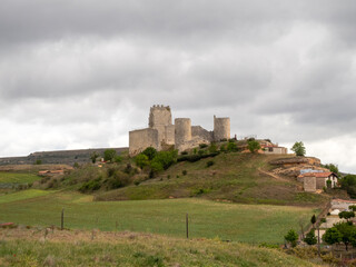 Fototapeta na wymiar Castillo de Coruña del Conde (siglos X-XV). Burgos, Castilla y León, España.