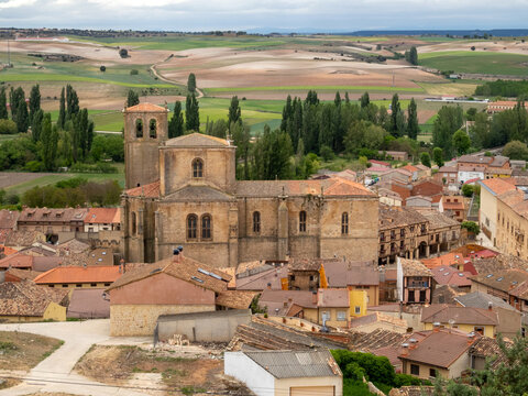 Vista de Pe&ntilde;aranda de Duero desde el castillo. se distingue la antigua colegiata de Santa Ana (siglo XVI). Burgos, Castilla y Le&oacute;n, Espa&ntilde;a.