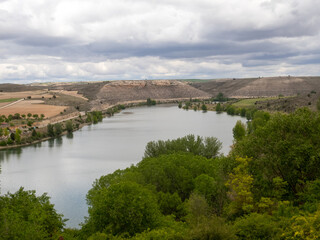 Vista panorámica del pantano de Linares. Maderuelo, Segovia, España.