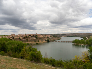 Fototapeta na wymiar Vista panorámica de Maderuelo y el pantano de Linares. Segovia, Castilla y León, España.