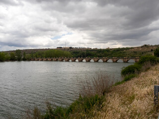 Fototapeta na wymiar Vista del puente que cruza el pantano de Linares. Maderuelo, Segovia, España.