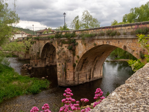 Puente de San Pablo sobre el río Arlanza. Covarrubias, Burgos, España