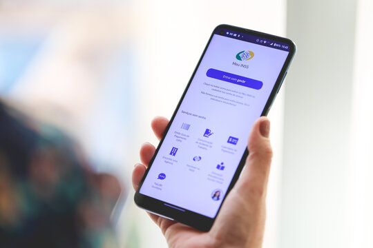 Aplicativo meu INSS. Uma senhora segurando um smartphone em sua m&atilde;o com o aplicativo do INSS. Aposentados e pensionistas. Brasil, 19 de Maio de 2023.