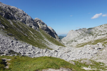 Fototapeta na wymiar A path through Steigl pass in the Austrian Alps