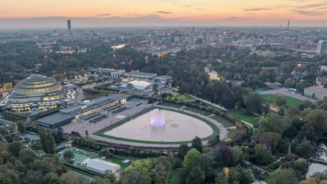 Wrocławska fontanna - hyperlapse z drona wieczorną porą.