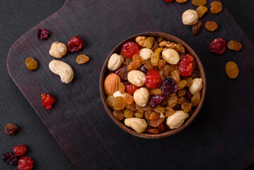 Mix of roasted cashews, hazelnuts and walnuts with dried cranberries and raisins