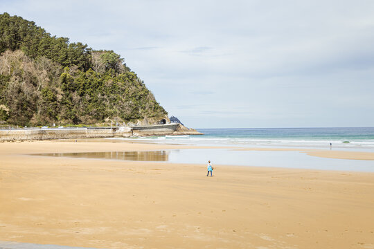 Sunny day in Zarautz. Horizontal picure of Zarautz's beach. 