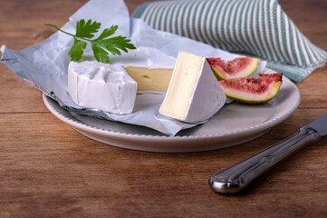 Camembert Ecken mit Feigen auf dem Teller