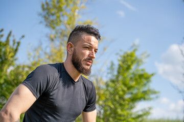 portrait d'un sportif barbu en pause