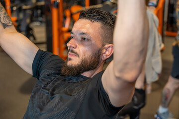 sportif en entrainement dans une salle de musculation