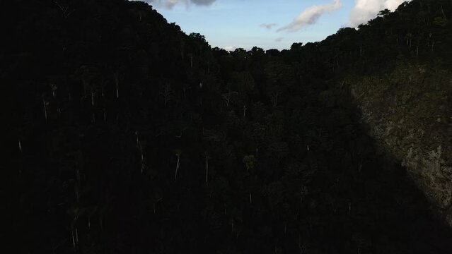Anflug auf Itaipua&ccedil;u Beach von Itacoatiara kommend, &uuml;ber einen Bergkamm w&auml;hrend Sonnenuntergang