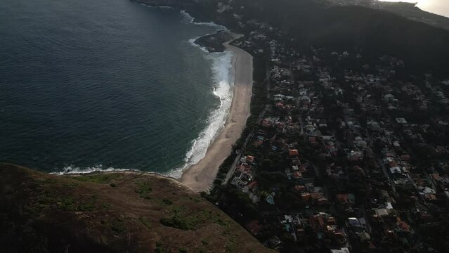 Itacoatiara Beach, Niteroi, Rio de Janeiro - Brasilien - Super-Totale, während Sonnenuntergang
