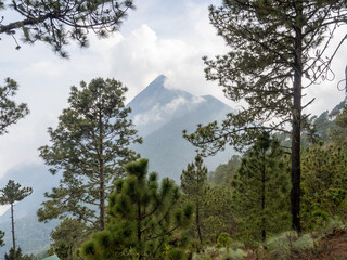 Volcán del fuego en erupción vista desde el volcán Acatenango en Antigua, Guatemala