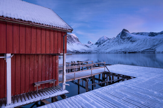 Rorbuer Fishing Hut and wooden jetty overlooking Bergsfjord and the Bergsbotn mountain range, Bergsbotn, Senja, Troms og Finnmark county, Norway