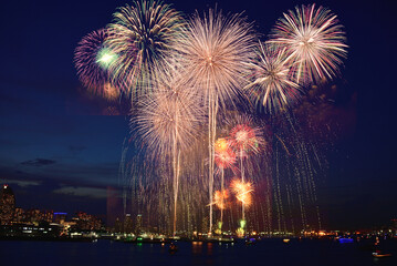 Fototapeta premium みなとみらいの夜空に上がる花火7
