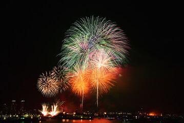 みなとみらいの夜空に上がる花火3