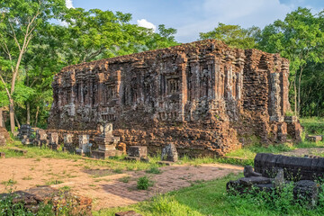 Fototapeta premium MY SON SANCTUARY IS A LARGE COMPLEX OF RELIGIOUS RELICS COMPRISES CHAM ARCHITECTURAL WORKS. A UNESCO WORLD HERITAGE SITE IN QUANG NAM, VIETNAM. LOCATED ABOUT 30 KM WEST OF HOI AN ANCIENT TOWN.