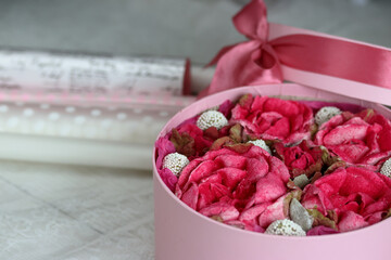 Marshmallow flowers. Roses from marshmallows. Packed in a hat box. Close-up.