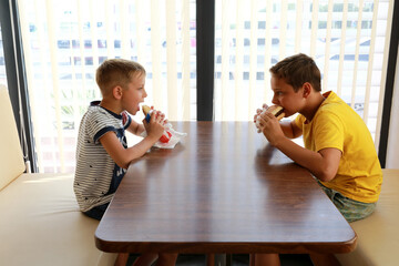 Two children eating fastfood