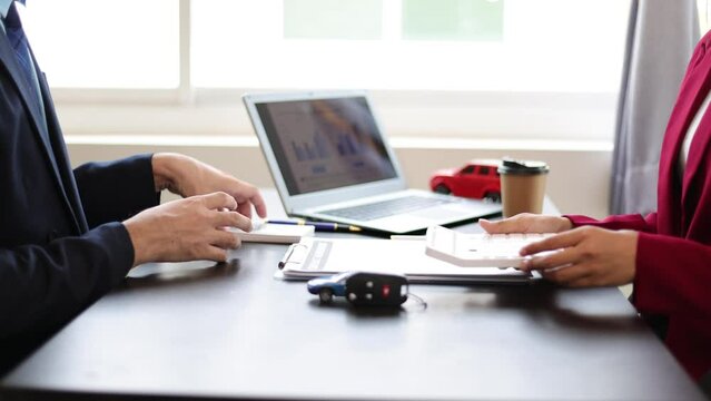 The customer signs a car purchase contract with the sales agent. Finance and auto loans, lease agreement.