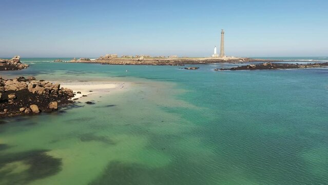 Le phare de l'&icirc;le vierge &agrave; Plouguerneau en Bretagne, finistere, sequence video aerienne