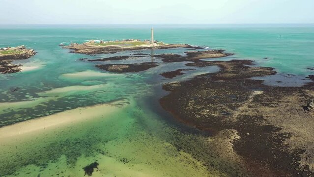 le phare de l'ile vierge en Bretagne &agrave; plouguernau &agrave; mar&eacute;e basse, video aerienne