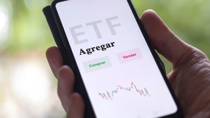 An investor analyzing an etf fund. ETF text in Spanish : aggregate, buy, sell.