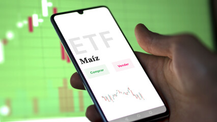 An investor analyzing an etf fund. ETF text in Spanish : corn, buy, sell.