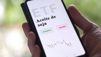 An investor analyzing an etf fund. ETF text in Spanish : soybean Oil, buy, sell.