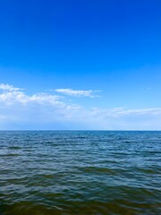 Obraz premium Transparent sea water, blue sea horizon, blue sky 