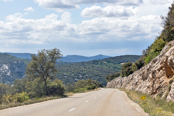petite route de campagne dans le sud de la France