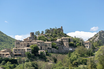 Fototapeta na wymiar vue du village et du château d'Entrechaux dans le Vaucluse