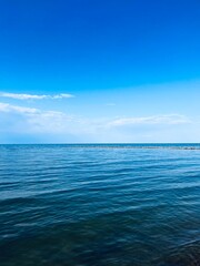 Fototapeta na wymiar Transparent sea water, blue sea horizon, blue sky 