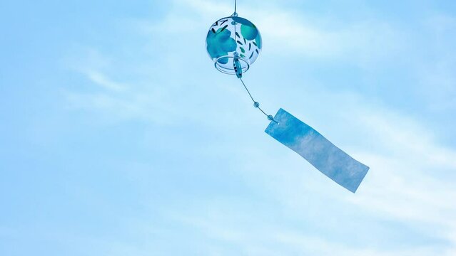 風鈴　夏の空に揺れている　 青いガラス製