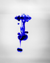 Gotas de tinta azul
