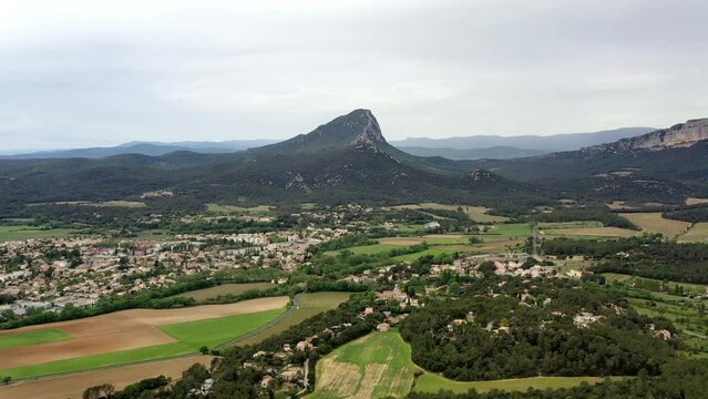 survol de saint Mathieu de Treviers pr&egrave;s du pic saint-Loup dans l'H&eacute;rault, Occitanie, France