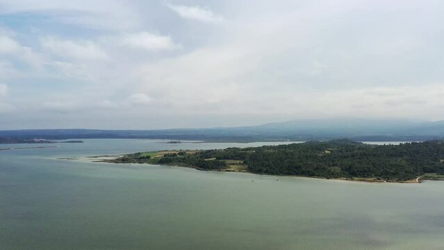 survol de Peyriac-de-mer et de l'&eacute;tang de bages-sigean dans parc naturel r&eacute;gional de la Narbonnaise	