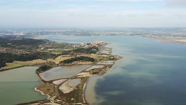 survol de Peyriac-de-mer et de l'&eacute;tang de bages-sigean dans parc naturel r&eacute;gional de la Narbonnaise	