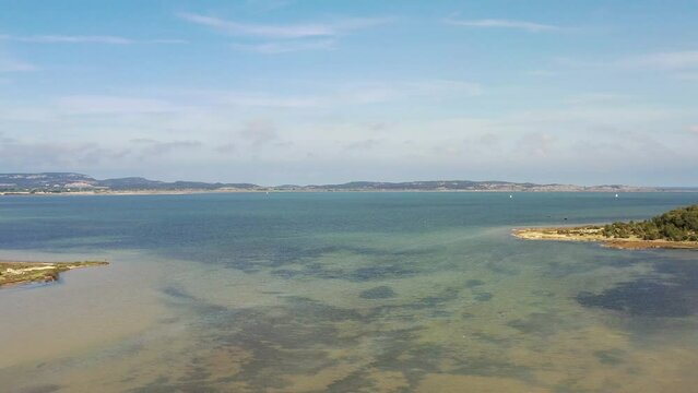 survol de Peyriac-de-mer et de l'&eacute;tang de bages-sigean dans parc naturel r&eacute;gional de la Narbonnaise	