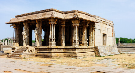 Obraz premium Exterior of the Sri Virupaksha temple with music pillars, Hampi, Karnataka, India, Asia