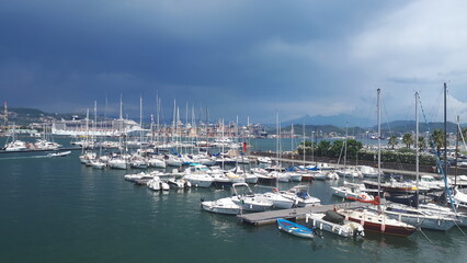 Fototapeta na wymiar sonniges Wetter im Hafen von La Spezia in der Toskana Italien