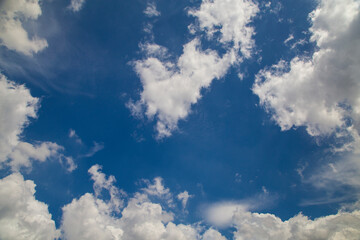 Naklejka premium blue sky with white clouds
