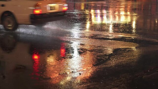 夜の道路に降り注ぐ大雨