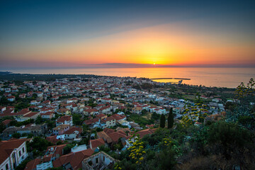 Obraz premium Beautiful sunset view by the historical castle of Kyparissia coastal town at sunset. Located in northwestern Messenia, Peloponnese, Greece, Europe.