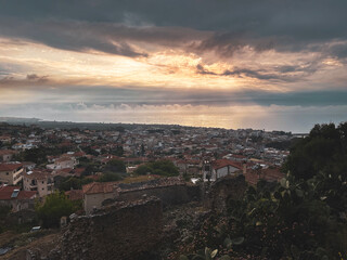 Obraz premium Beautiful sunset view by the historical castle of Kyparissia coastal town at sunset. Located in northwestern Messenia, Peloponnese, Greece, Europe.