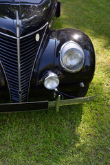 Fototapeta premium voiture ancienne sur pelouse