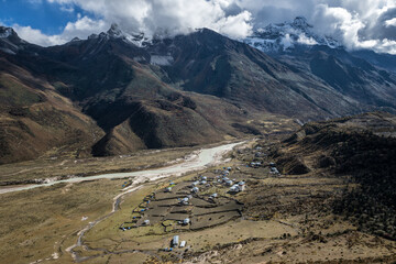 Le village reculé de Chozo et ses montagnes, Lunana Gewog, dix-septième jour du Snowman Trek, Bhoutan